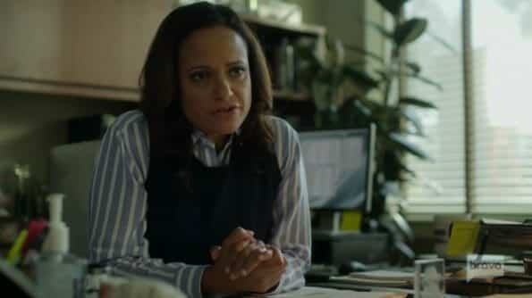 Private Investigator (Judy Reyes) talking to Veronica.