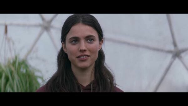 Sam (Margaret Qualley) smiling.