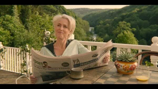 Jean (Gillian Anderson) reading the paper and listening to Otis talk about his masturbation issue.