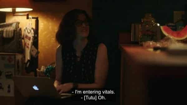 Fiona (Ally Sheedy) telling Tutu she is entering Bridgette's vitals.