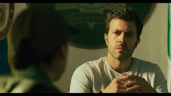 Detective Pablo Corcel (Juan Manuel Mendoza) interrogating Sandra.