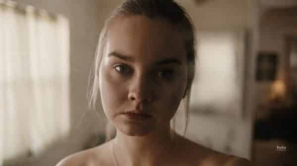 McKenna (Liana Liberato) looking into her bathroom mirror.