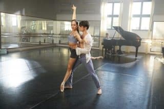 Barlow (Juliet Doherty) & Zander (Thomas Doherty) dancing together.