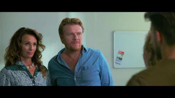 Susan (Leontine Borsato) introducing Rick (Bastiaan Ragas) to Roos.