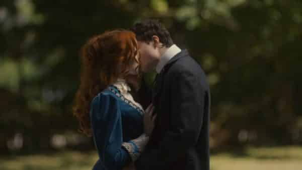 Anne and Gilbert kissing.