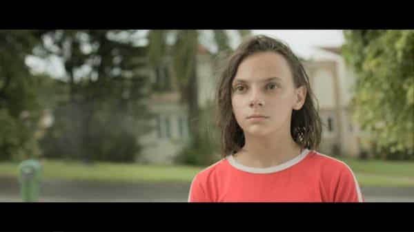 Ana (Dafne Keen) meeting her father and being disappointed. 