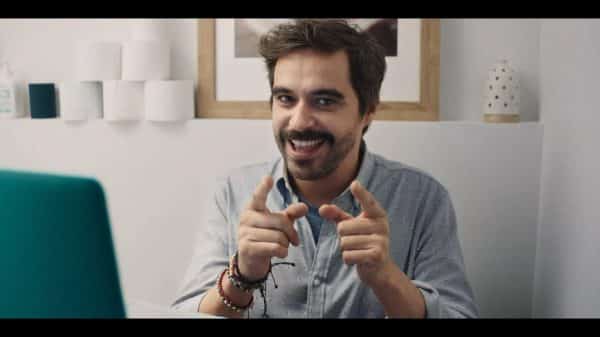 Felipe (Nacho Lopez) pointing towards the camera, doing a coaching video.
