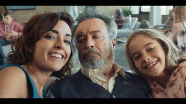 Julia (Inma Cuesta), Emilio (Oscar Martinez), and Blanca (Mafalda Carbonell) taking a picture with one another.