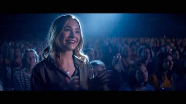 Melissa (Britt Robertson) smiling at one of Jeremy's concerts.