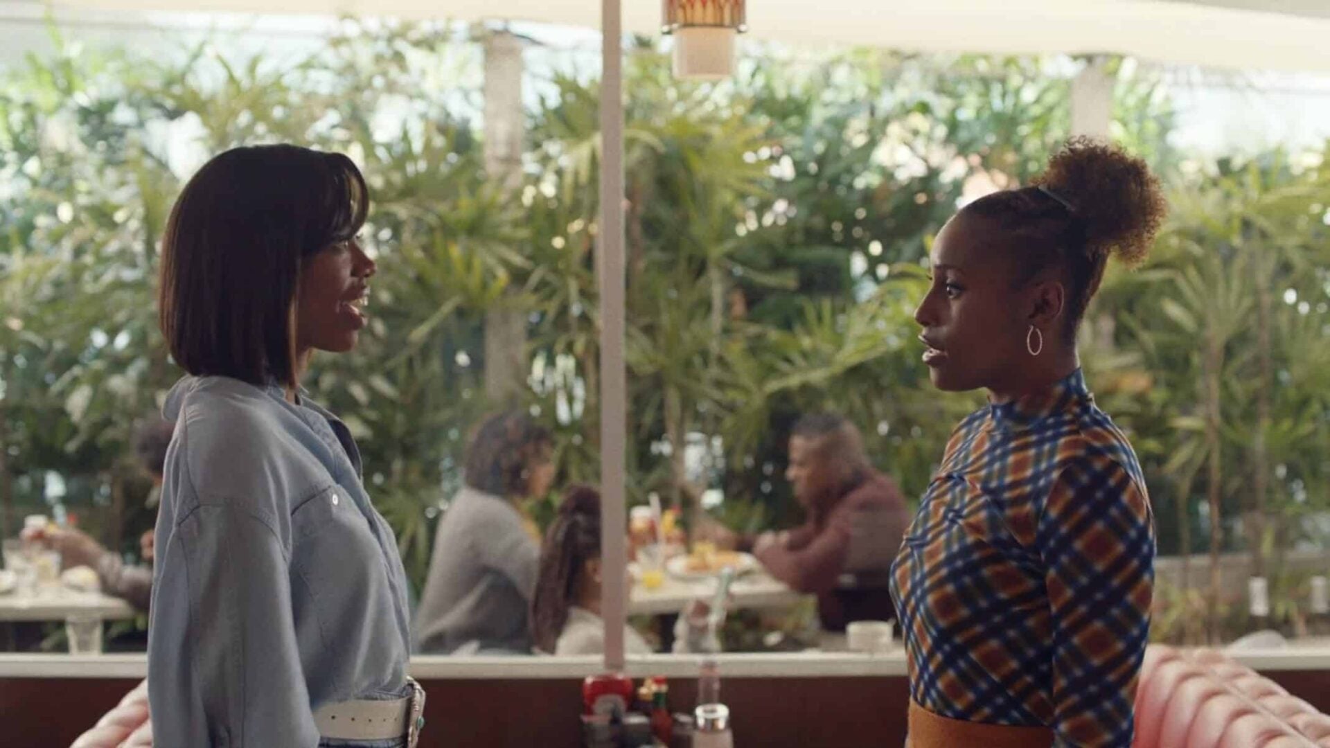 Molly and Issa meeting at a diner.