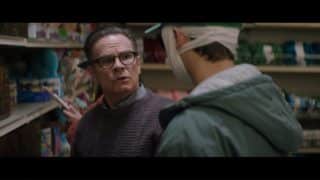Paul (Peter Scolari) talking to Max about a board game in "Looks That Kill."