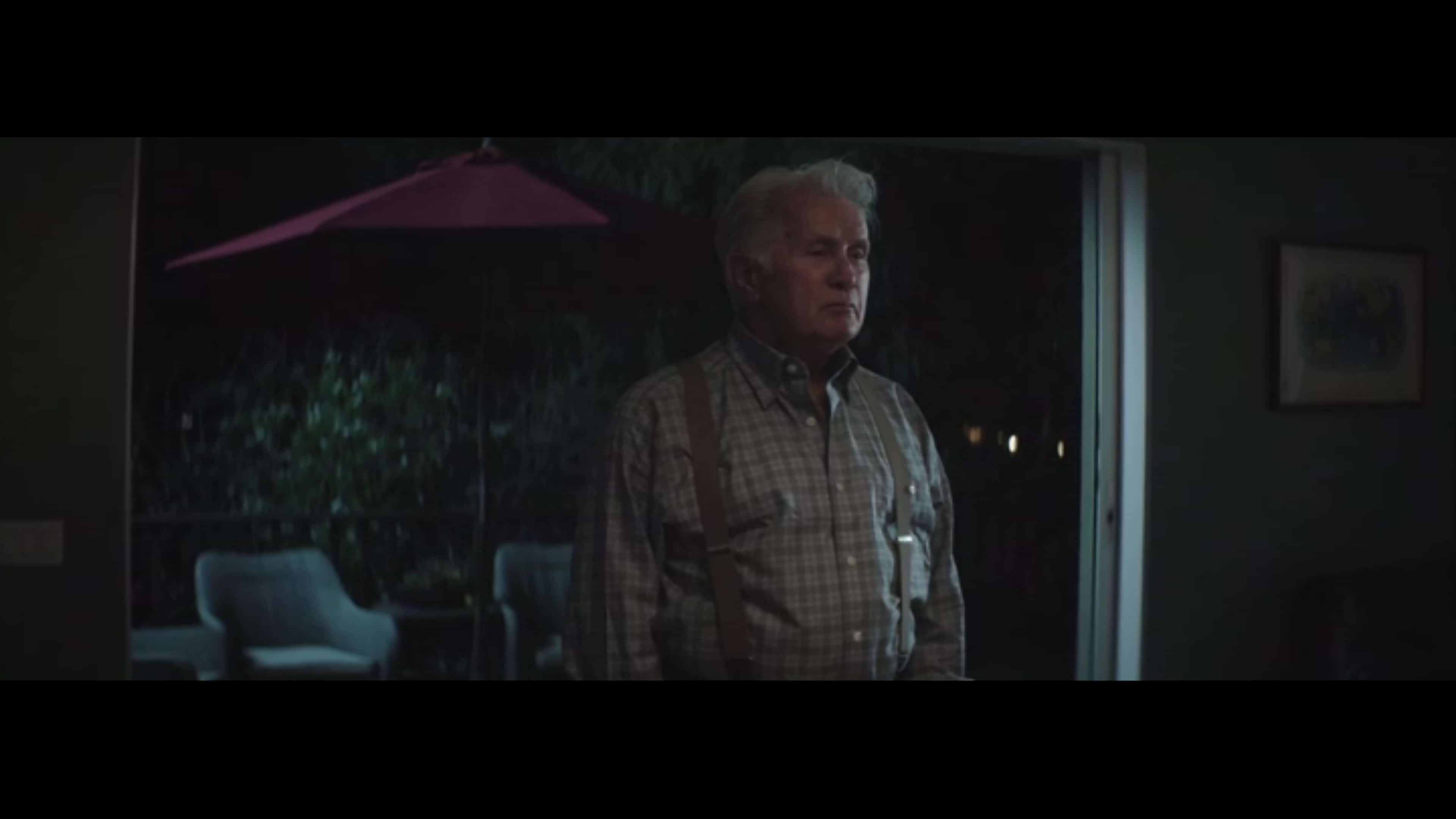 John (Martin Sheen) talking to Alicia