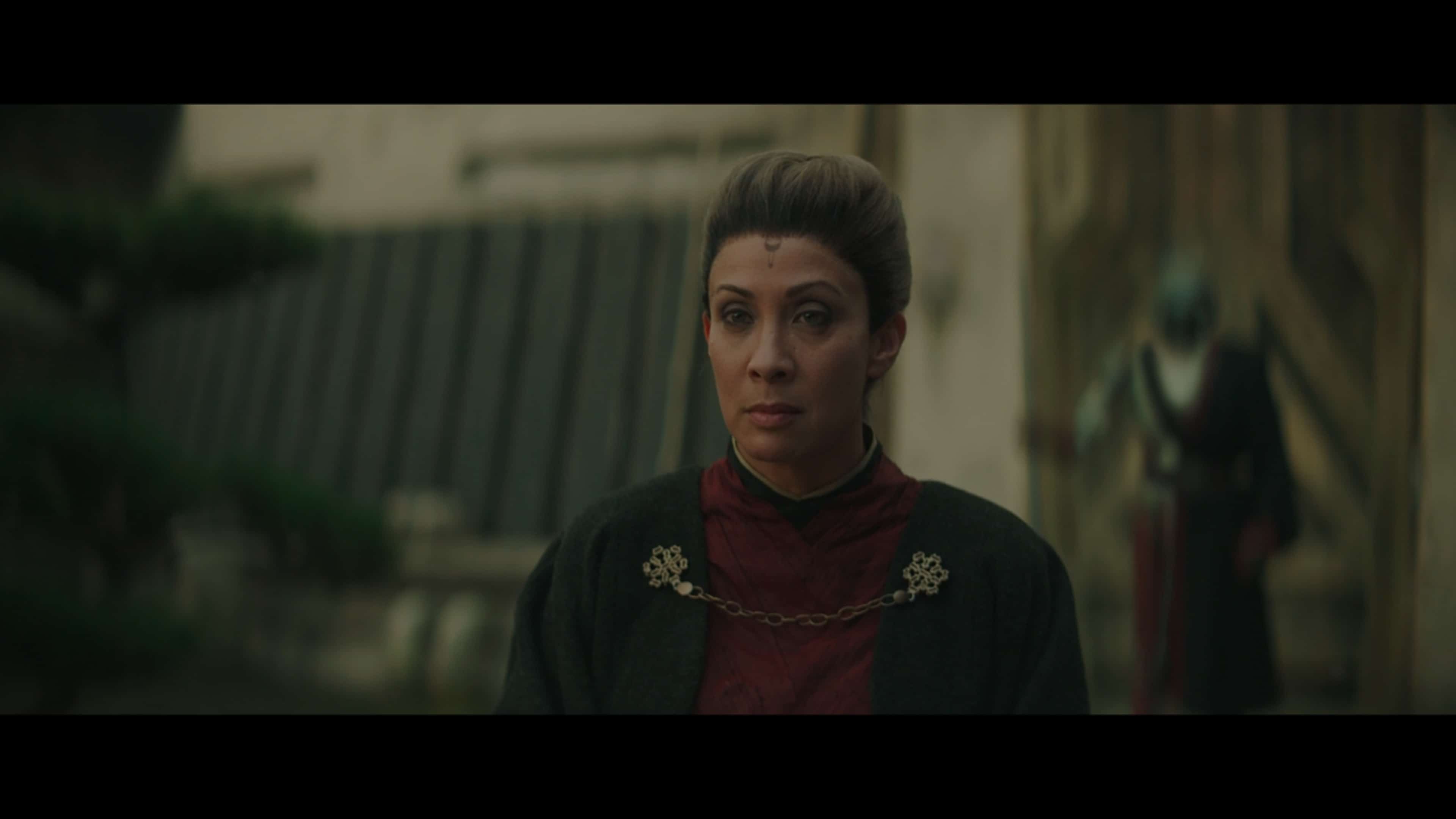 The Magistrate aka Morgan Elsbeth (Diana Lee Inosanto) talking to Din