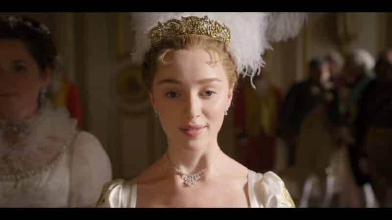 Daphne (Phoebe Dynevor) being presented to the queen