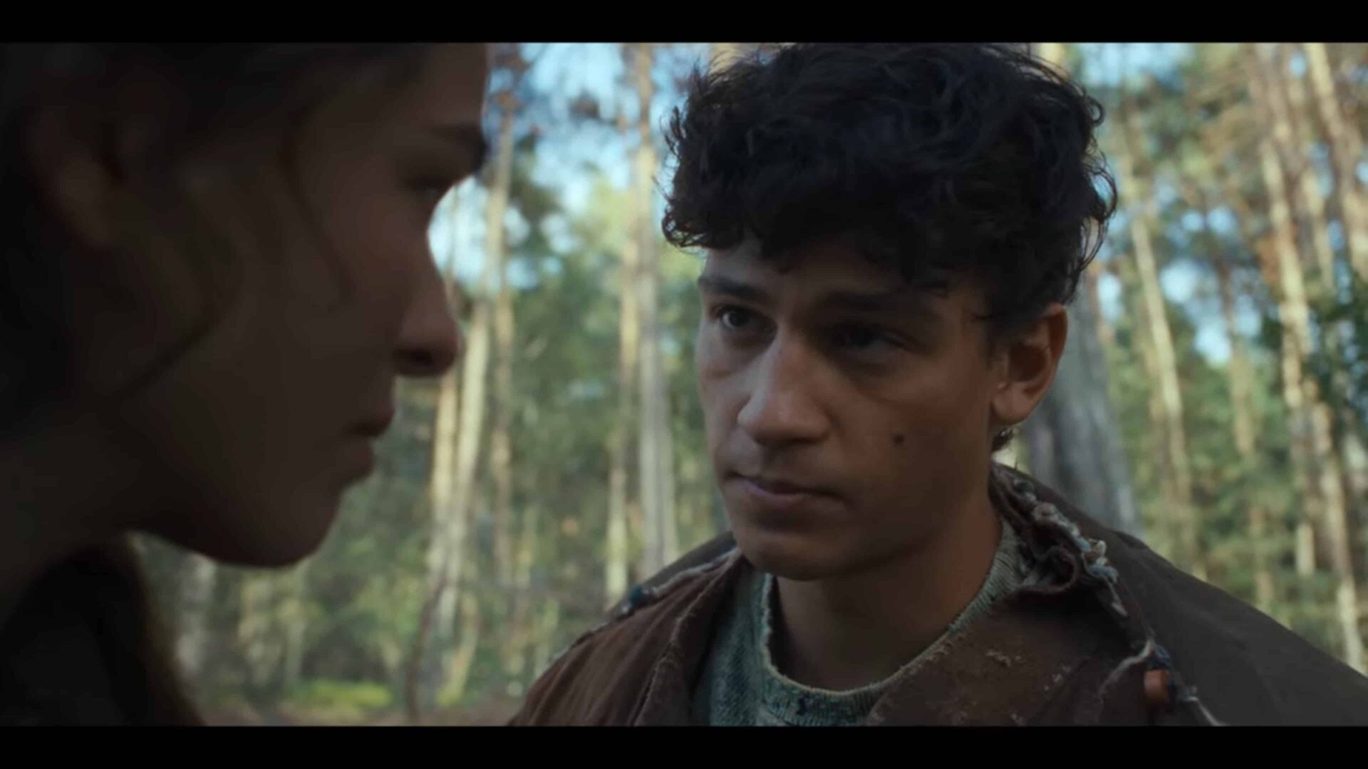 Kiano (Emilio Sakraya) talking to Liv