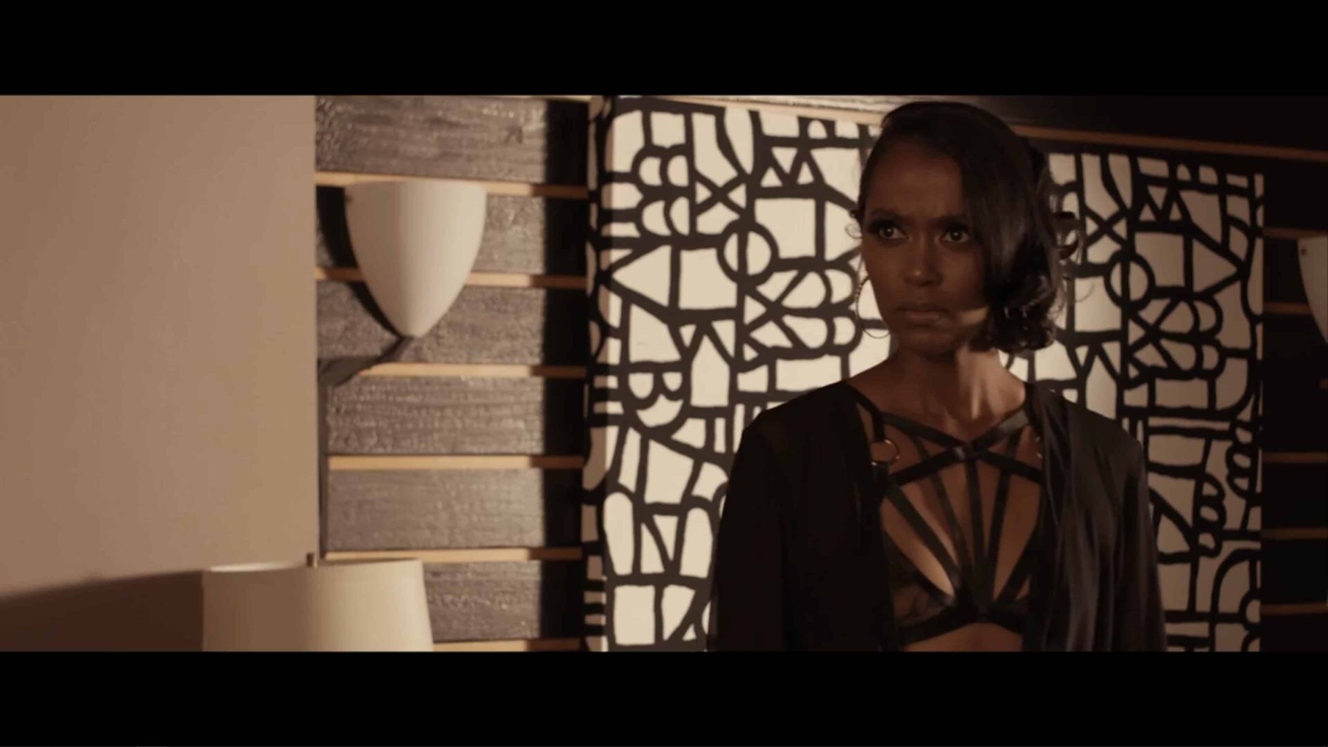 Robin in her and Detective Ryan's hotel room