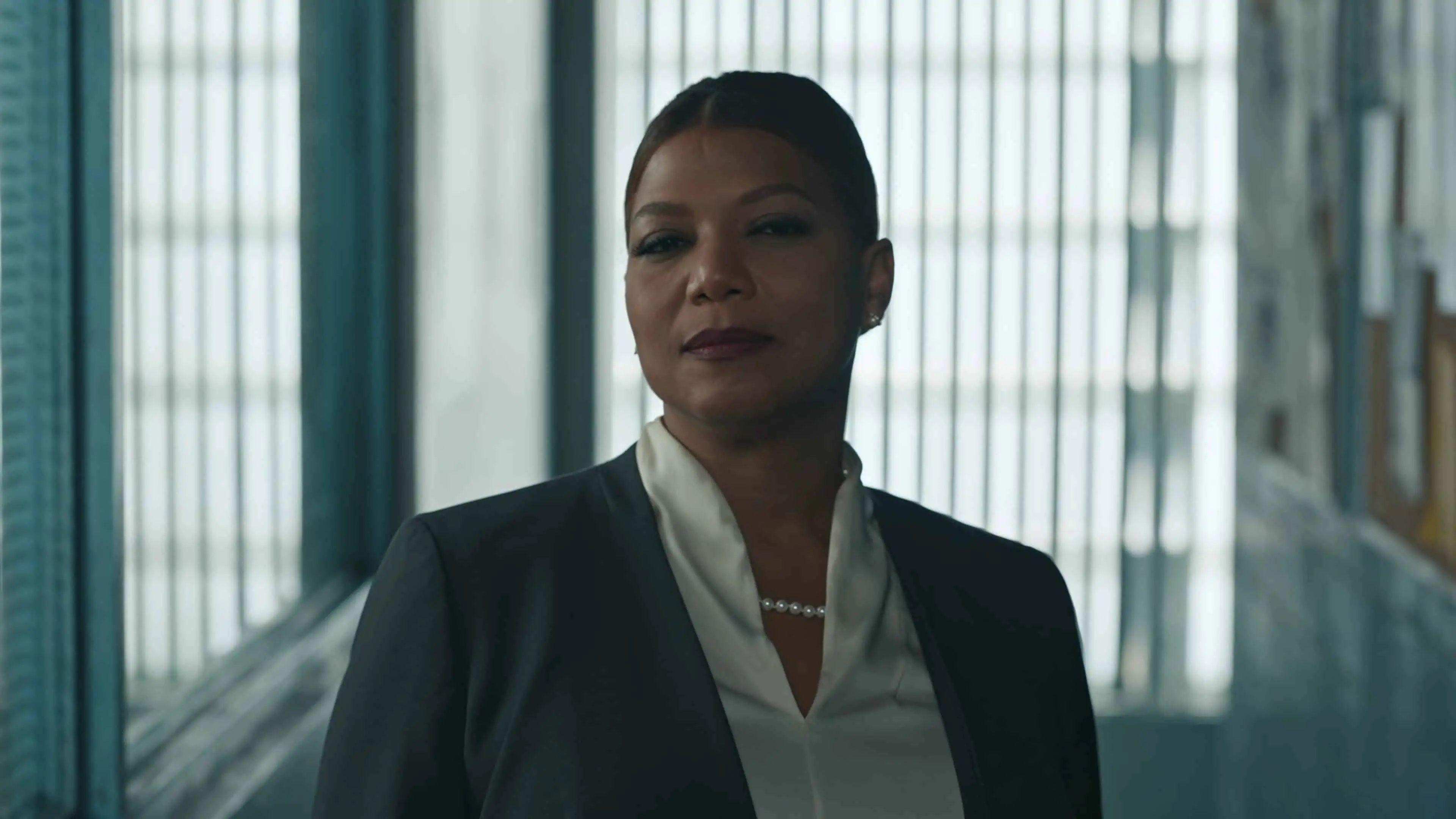 Robyn McCall (Queen Latifah) masquerading as a public defender