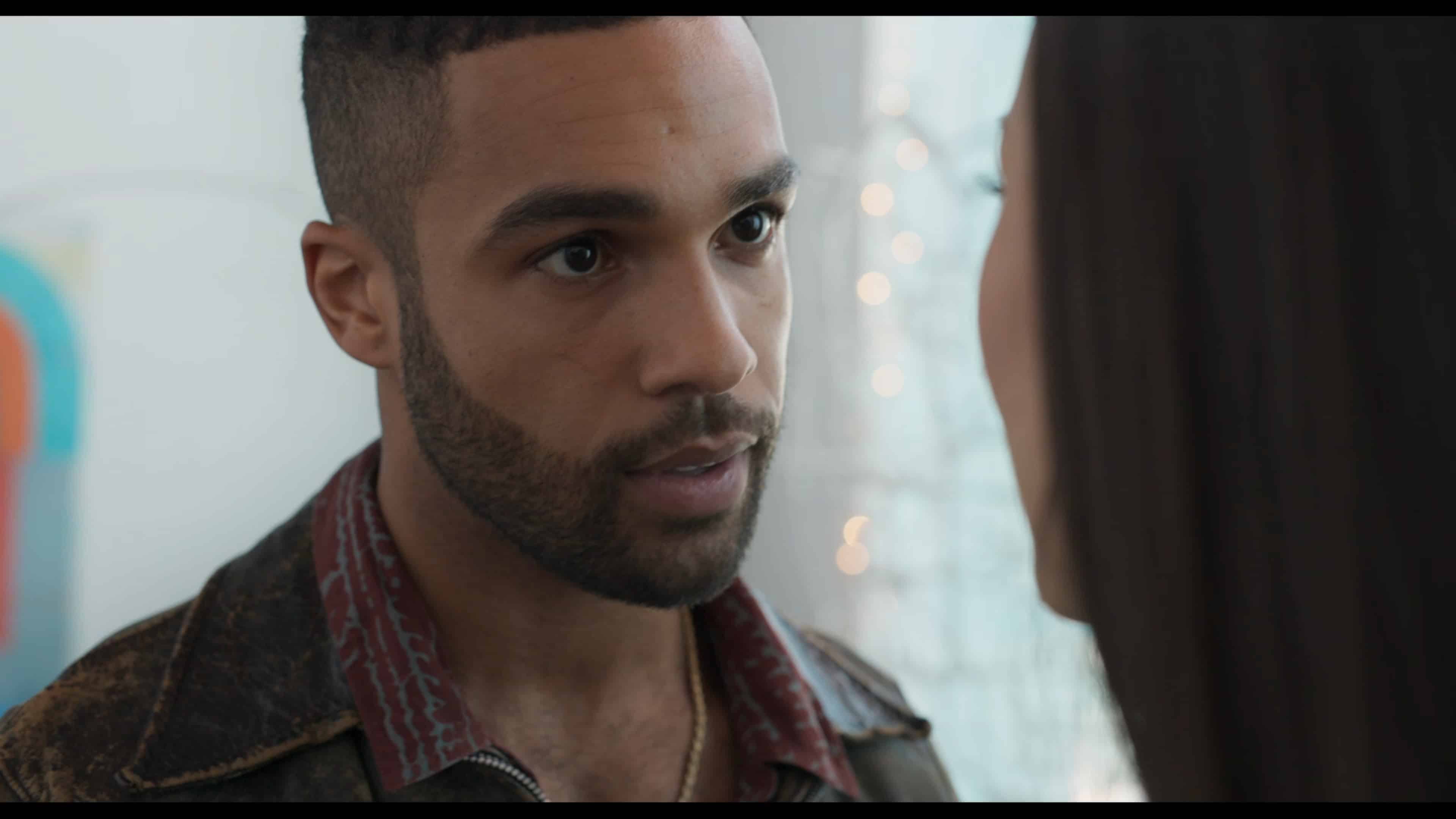 Ansgar (Lucien Laviscount) che cerca di sedurre Brooke