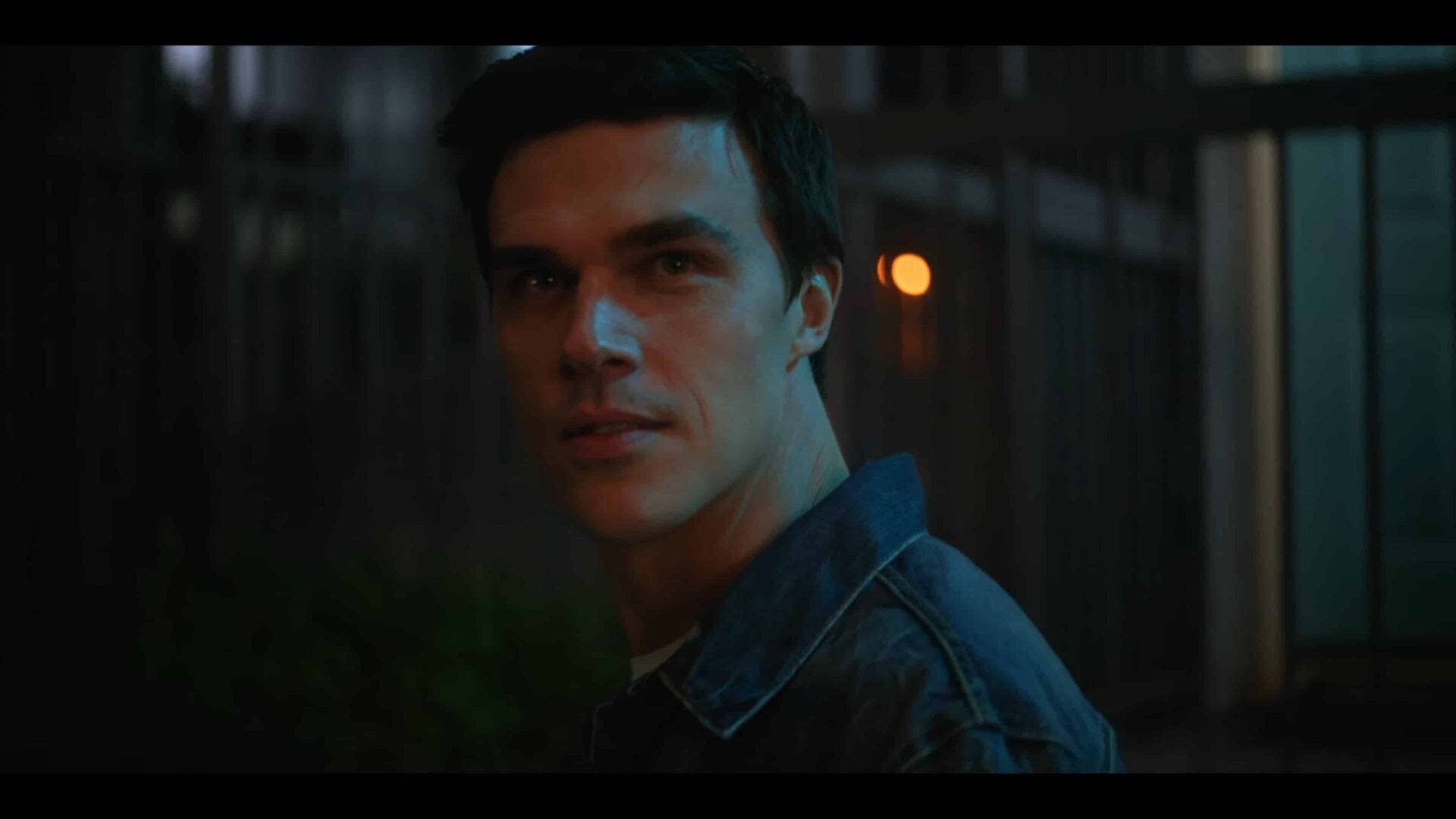 Bart (Finn Wittrock) looking over his shoulder
