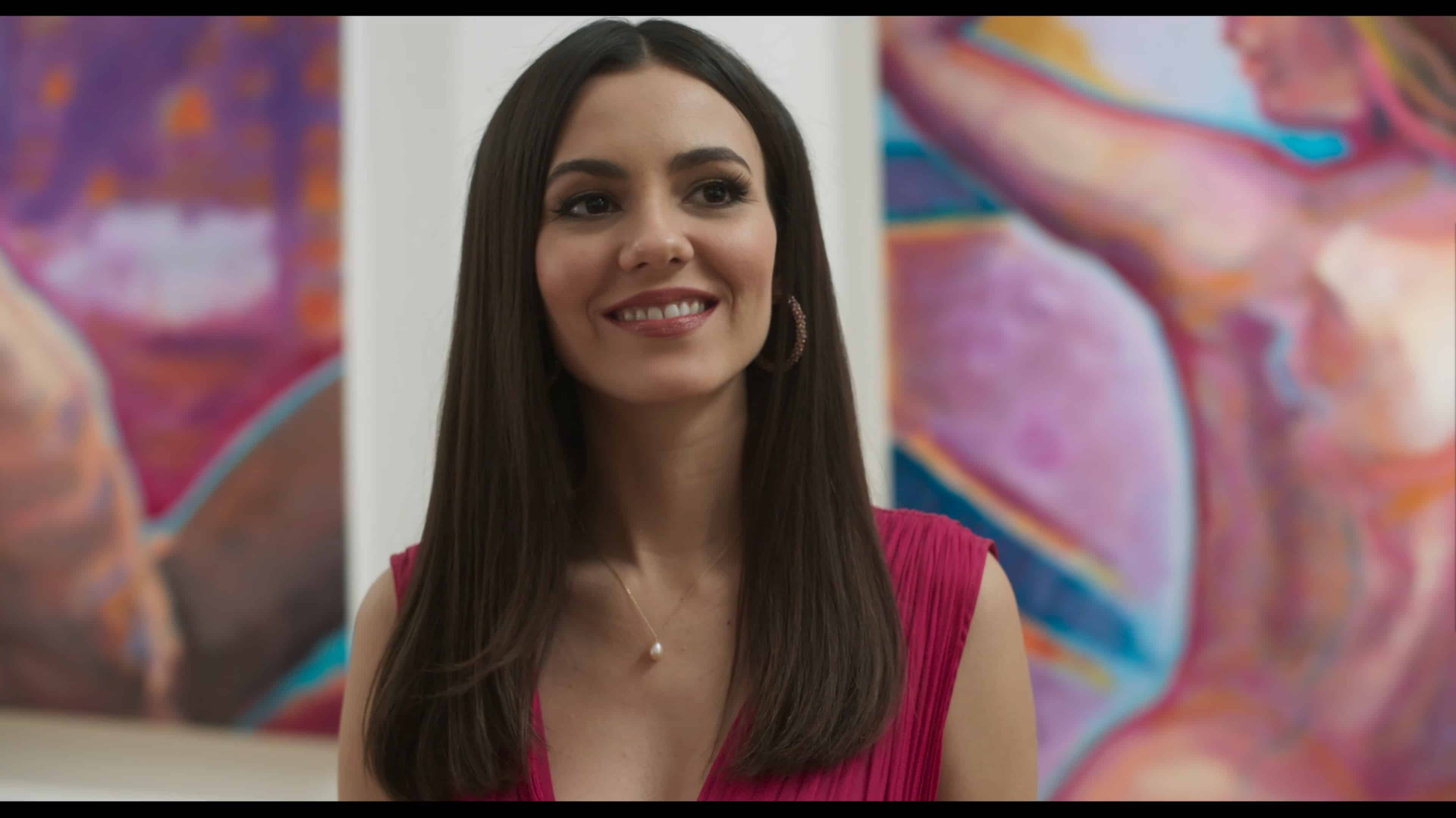 Brooke (Victoria Justice) at her gallery opening