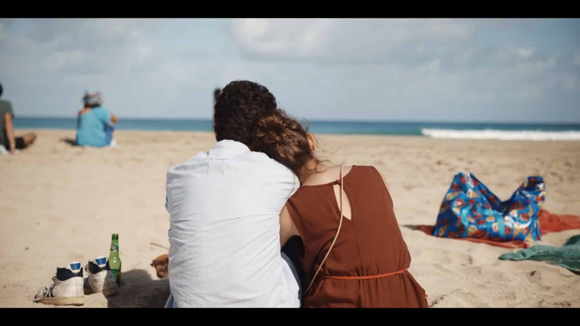 Sara (Elvira Camarrone) and Lorenzo (Roberto Christian) on a date