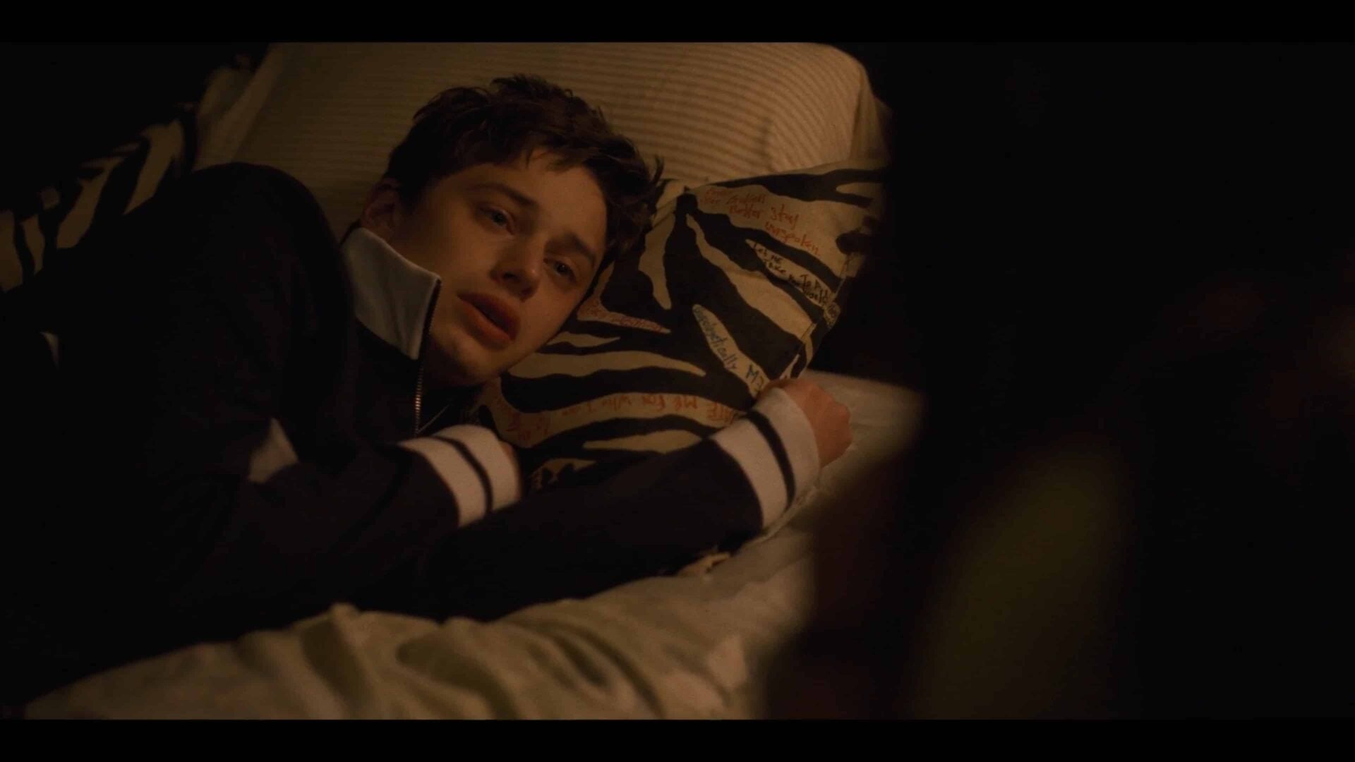 Nathan (Uly Schlesinger) talking to Riley
