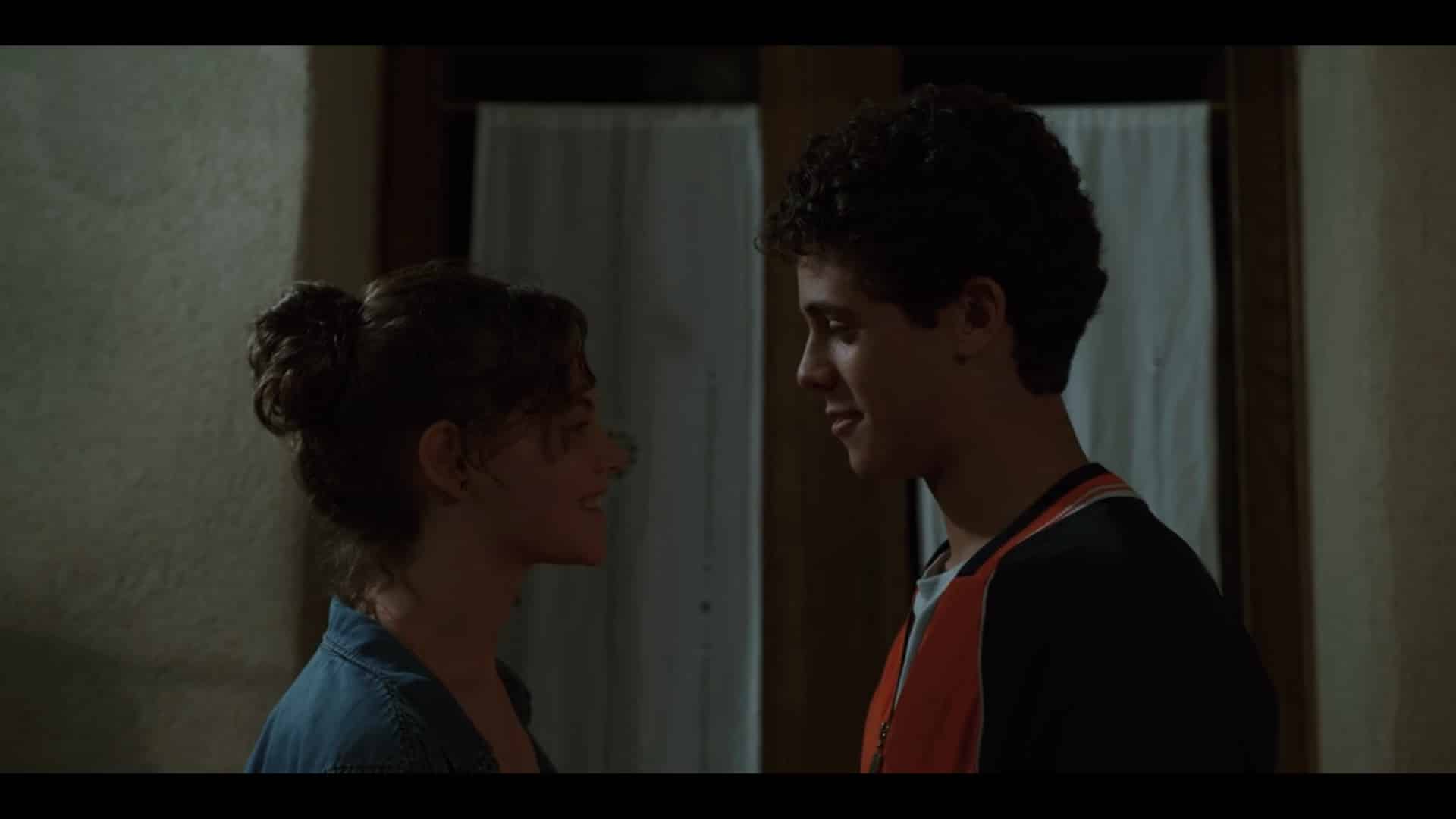 Sara (Elvira Camarrone) and Lorenzo (Roberto Christian) before their first kiss