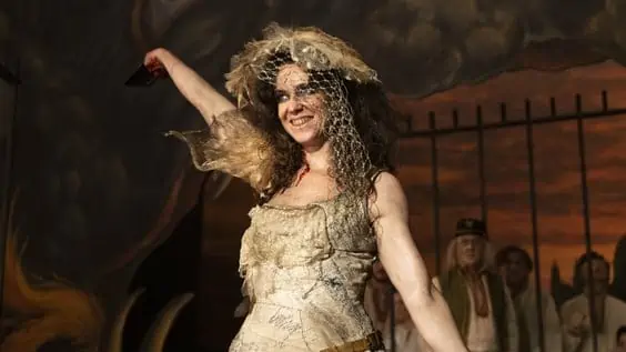 Maladie (Amy Manson) after her performance