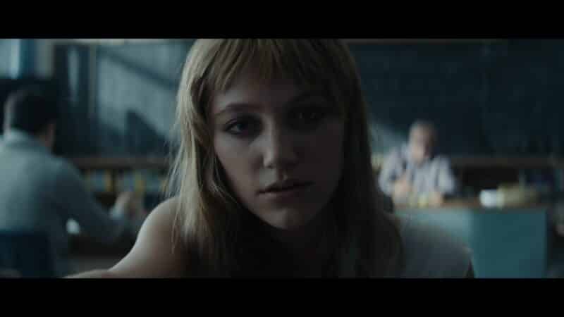 Cindy (Maika Monroe) on Mercury, touching Fred