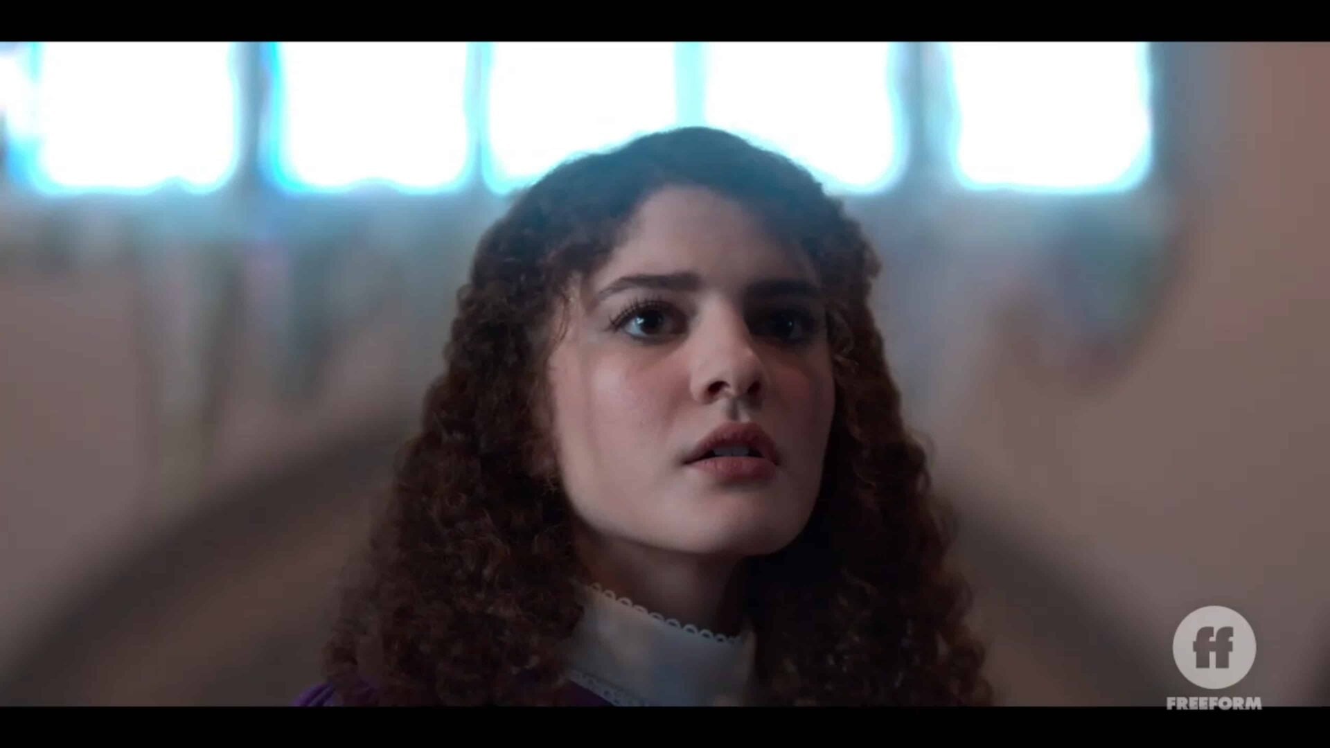 Penelope (Mellany barros) singing in church