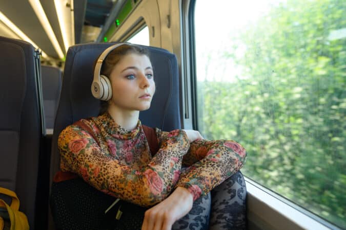 Thomasin McKenzie stars as Eloise on her way to London