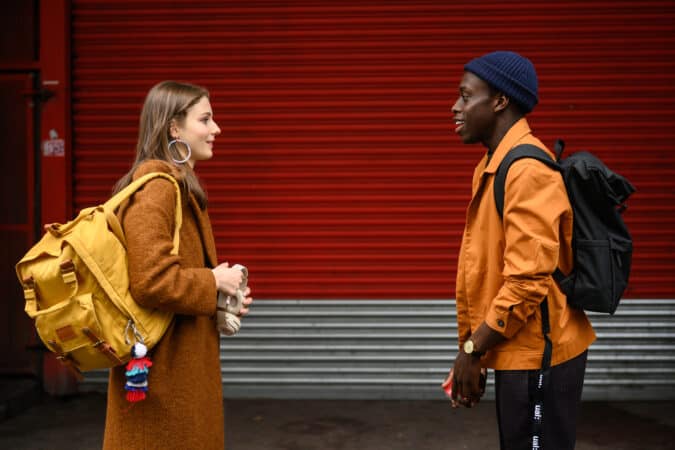 Eloise (Thomasin McKenzie) and John (Michael Ajao) talking outside