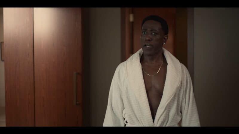 Carlton (Wesley Snipes) in a bathrobe, messing with a concierege 