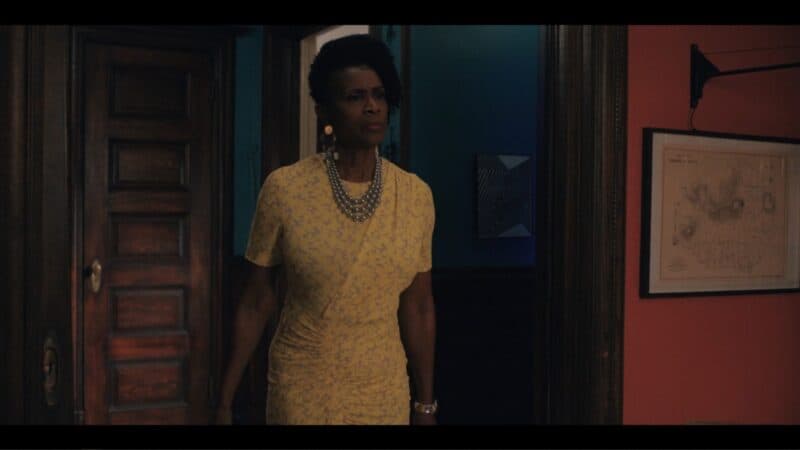 Donna (Janet Hubert) getting ready for a chat with her son