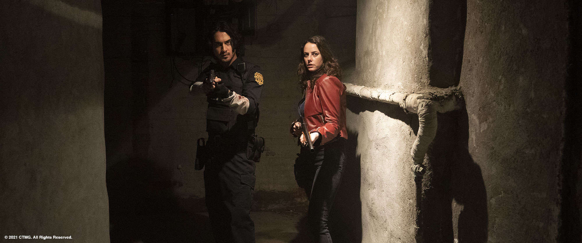 Leon S. Kennedy (Avan Jogia) and Claire Redfield (Kaya Scodelario) exploring under Raccoon City