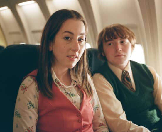 Alana (Alana Haim) and Gary (Cooper Hoffman) on a plane together