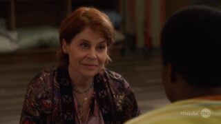 Eve (Linda Hamilton) talking to Dean