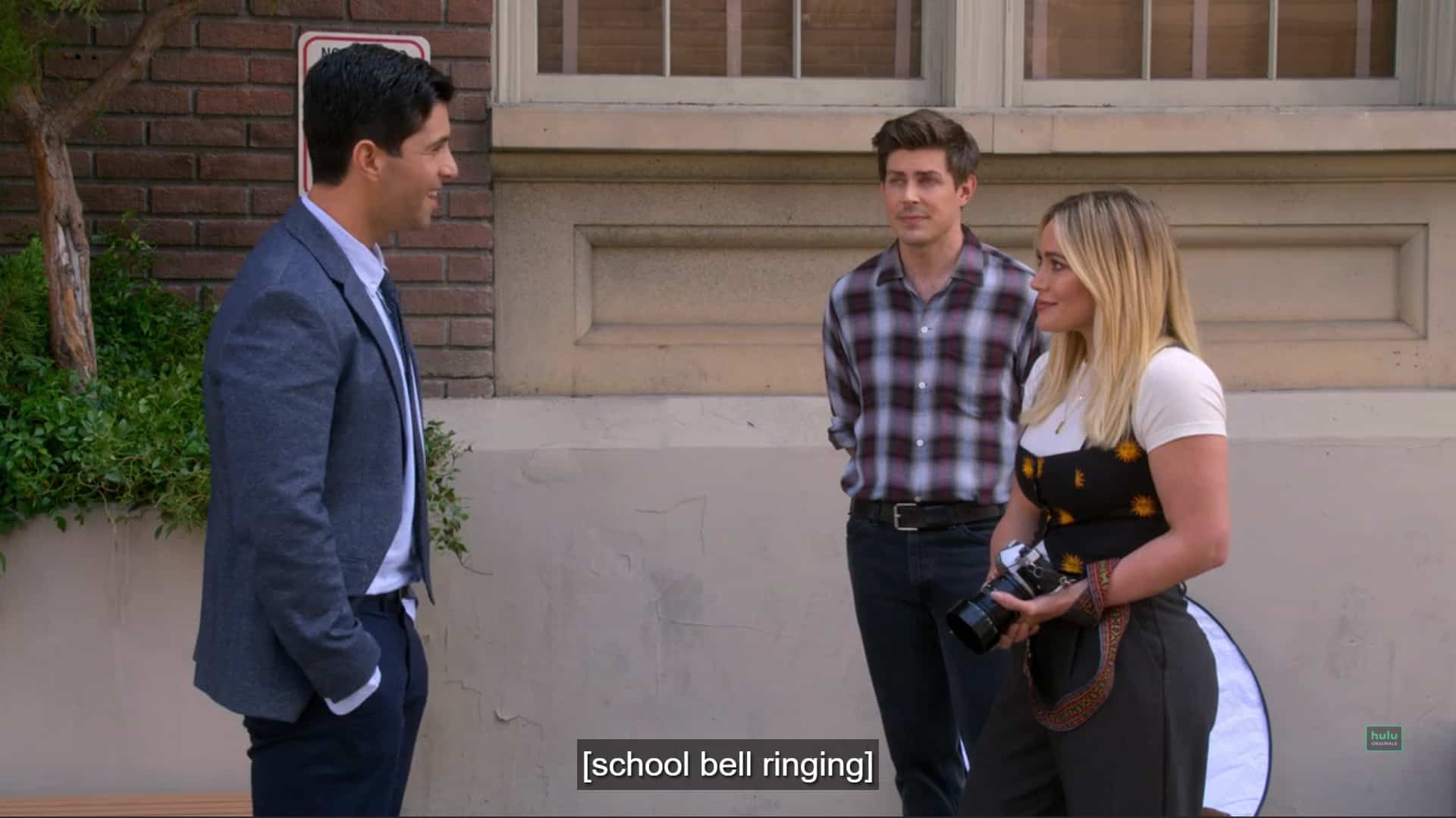 Drew (Josh Peck), Jesse, and Sophie talking outside a school