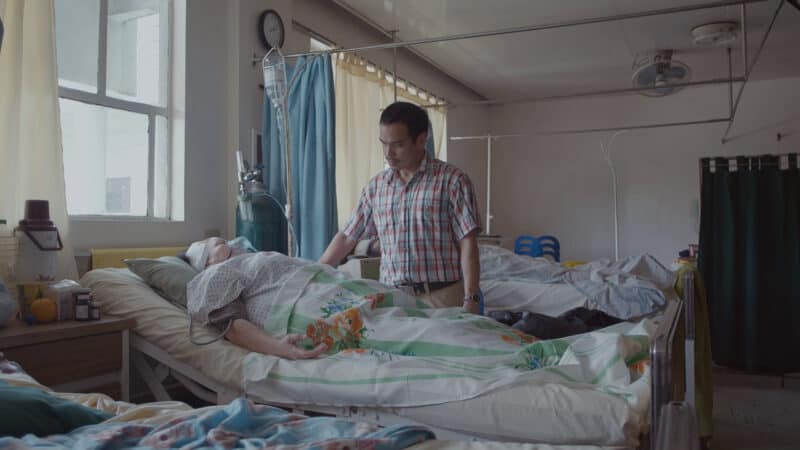 Leonor (Sheila Francisco) and Rudie (Bong Cabrera) in a hospital