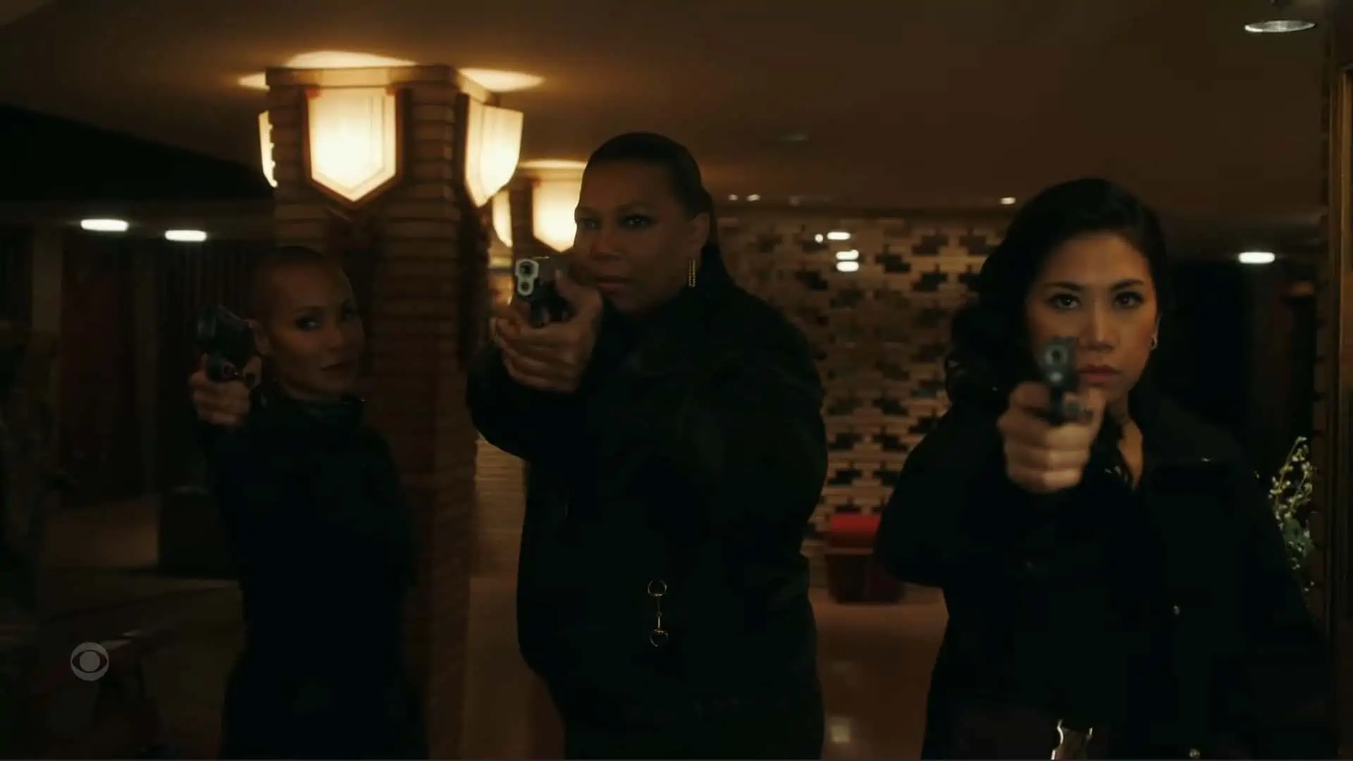 Jessie (Jada Pinkett-Smith), Robin, and Mel with guns drawn