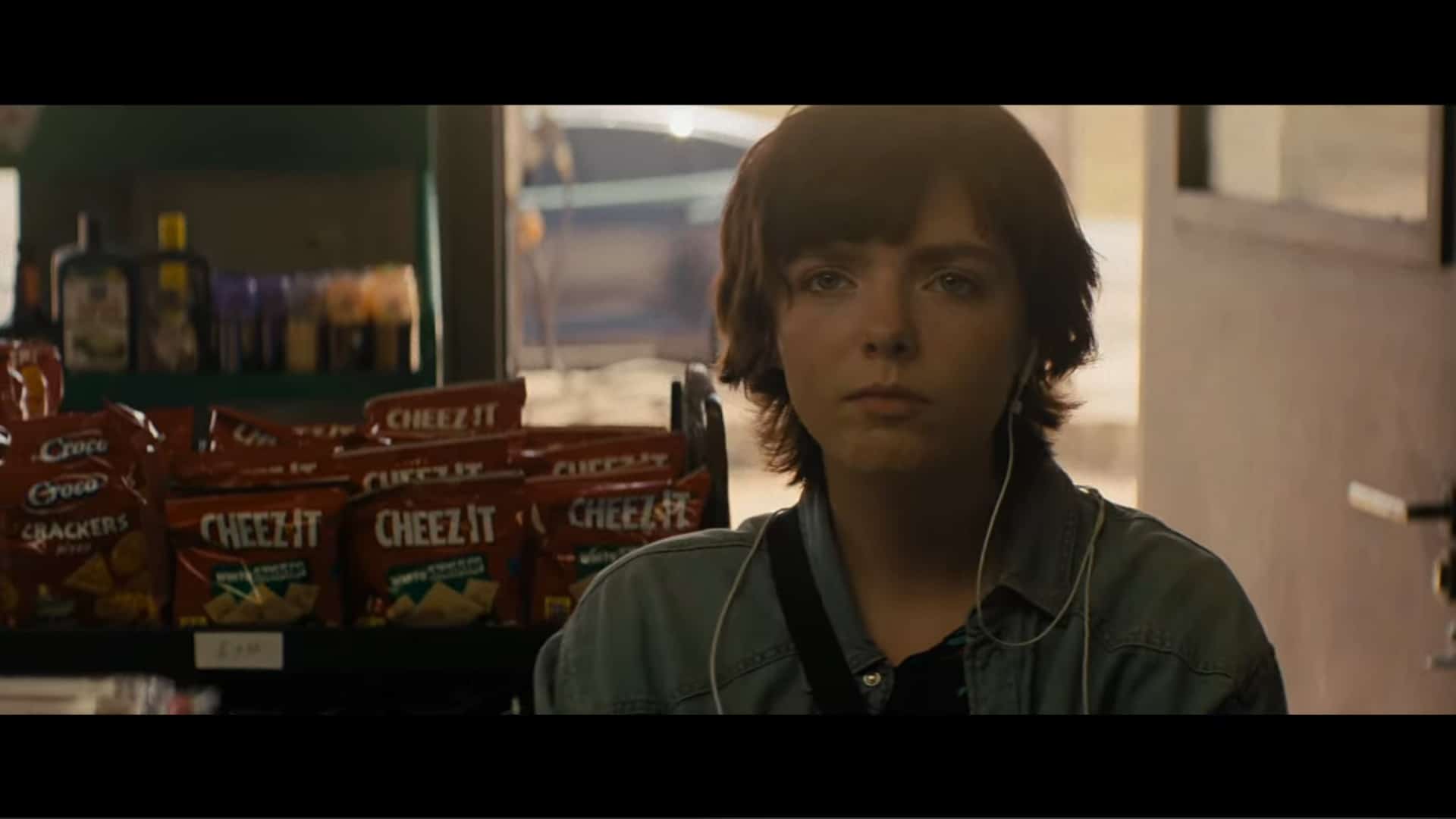 Lila (Elsie Fisher) in a convenience store