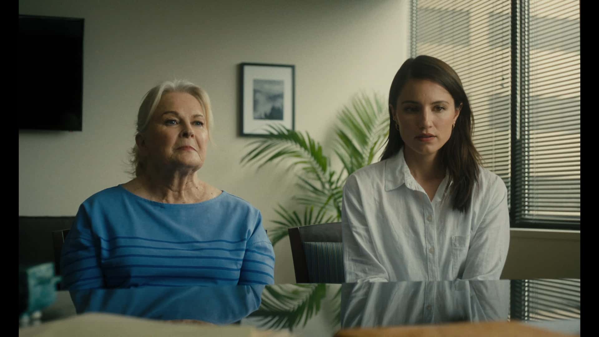 Barbara (Candice Bergen) and Abigail (Dianna Agron) talking to a doctor
