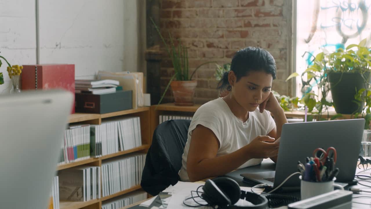 Gabriela aka Liliana (Marisela Zumbado) at work, checking her phone