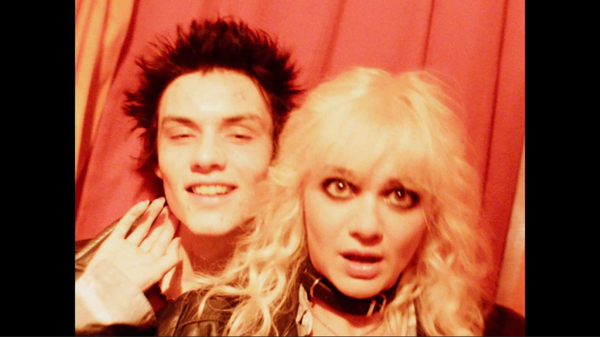 Sid Vicious (Louis Partridge) and Nancy taking a picture