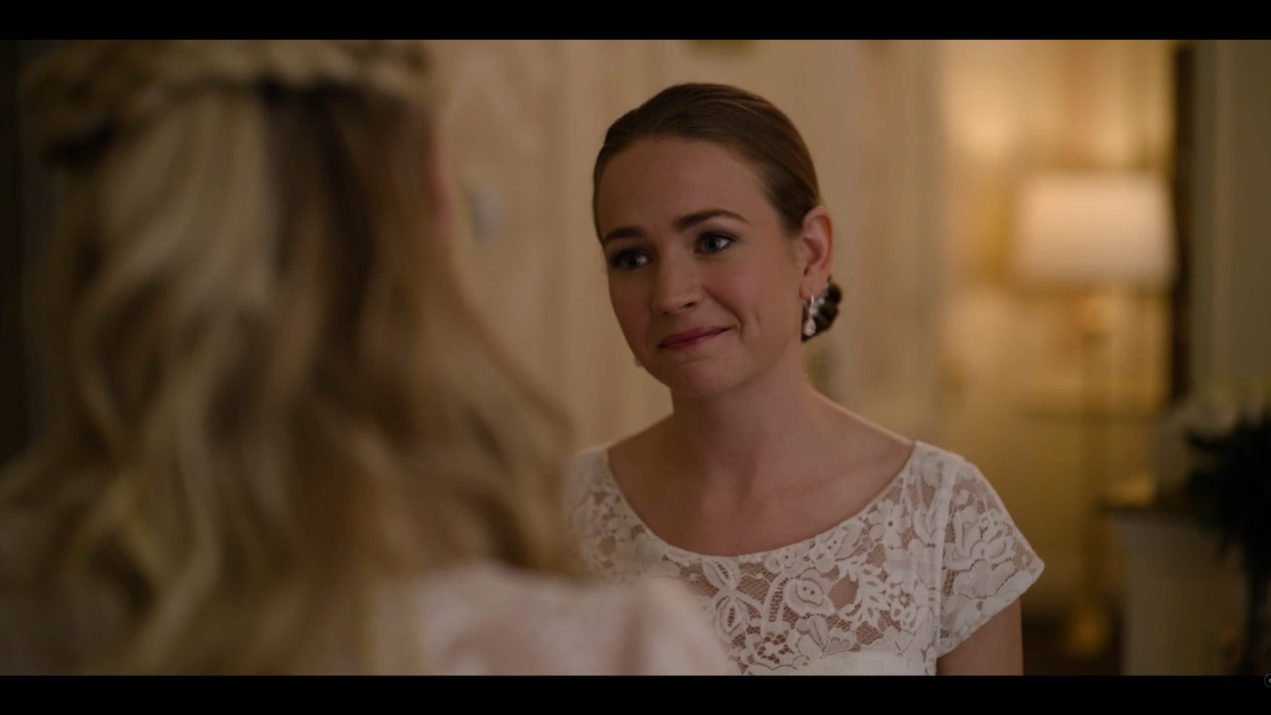 Carrie (Britt Robertson) talking to her sister