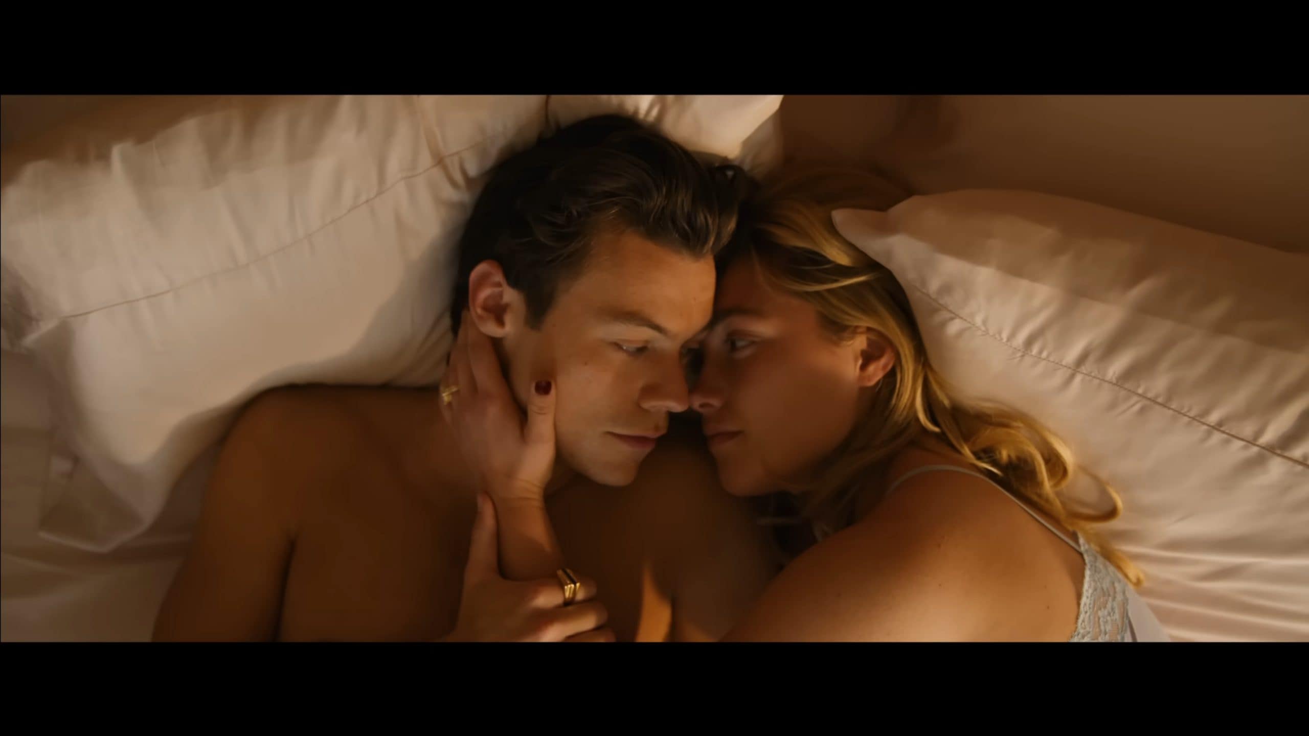 Jack (Harry Styles) and Alice (Florence Pugh) in bed together