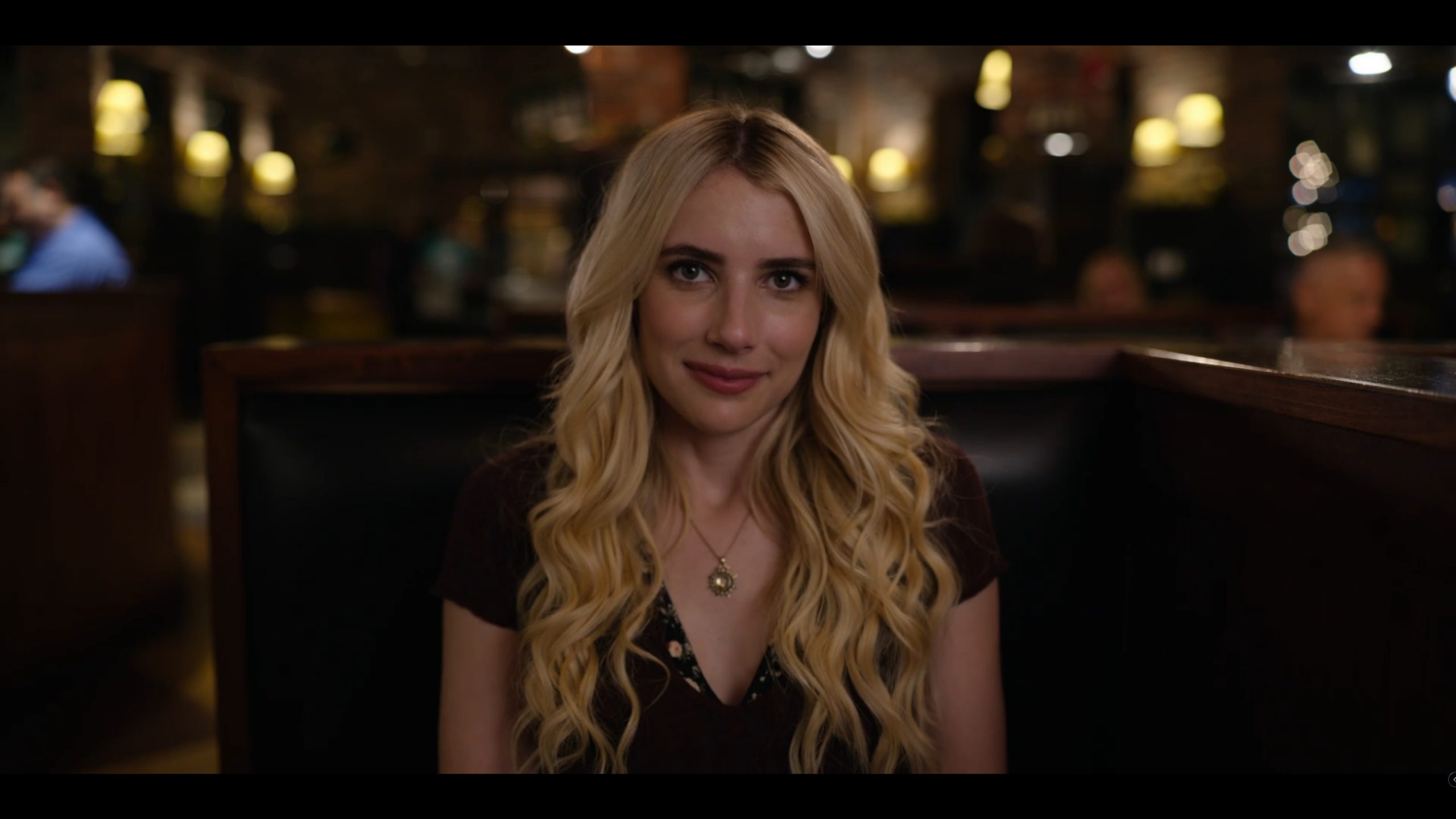 Margot (Emma Roberts) on a date with Kip