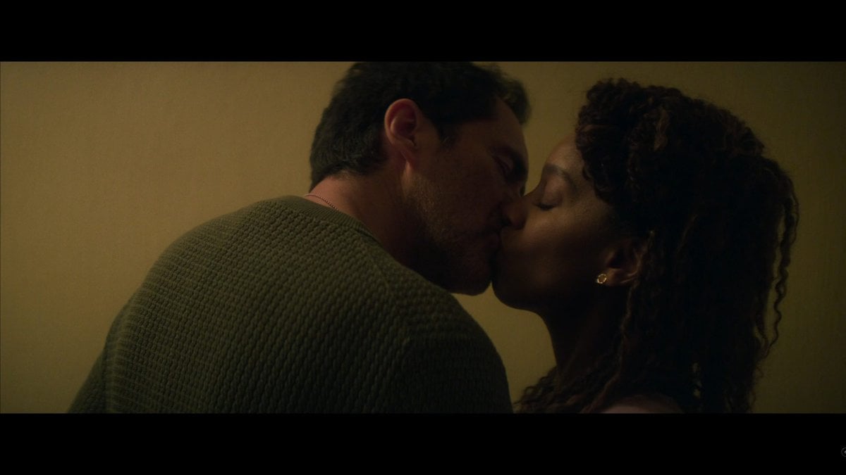 Mark and Naomi kissing
