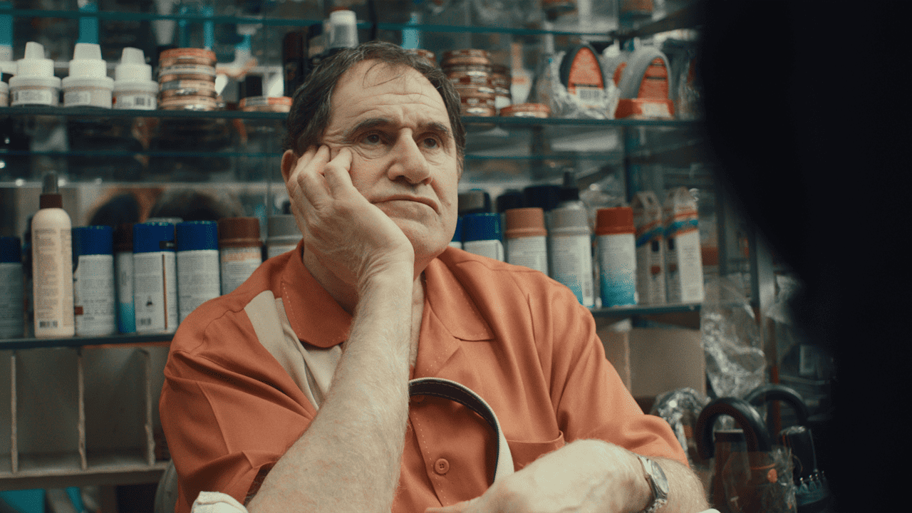 Robert (Richard Kind)