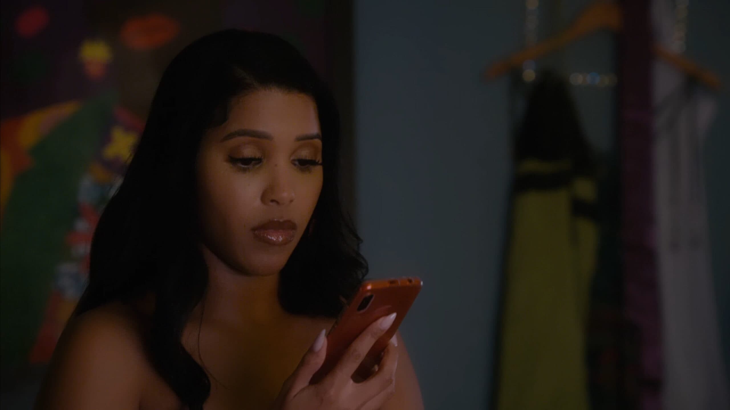 Jazzy (Jasmin Brown) checking her phone